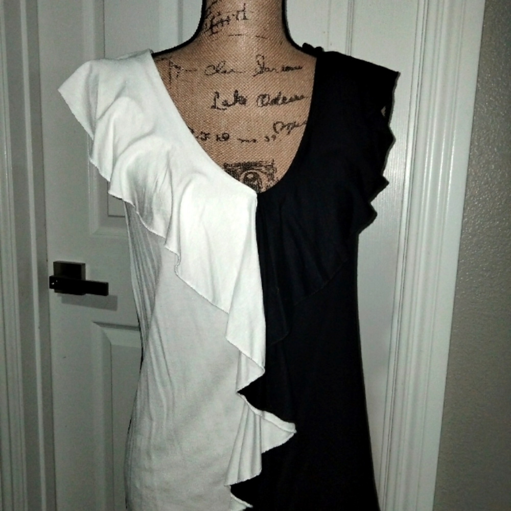 Black and white tank.. large